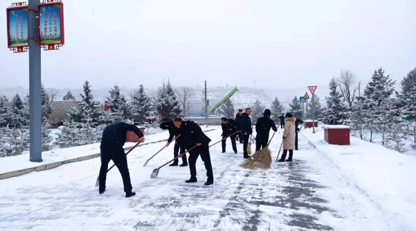 文明创建我先行——市产投集团组织员工开展积雪清扫活动(图2)